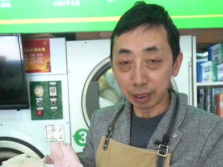 小孩的羽绒服穿的太脏了,怎么快速清洗干净?教你一招,浸泡法在家轻松搞定#洗衣服#污渍轻松去除