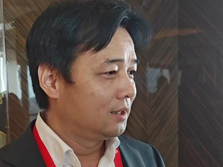 20年前扛着一麻袋书离开南阳 老家南阳的众擎机器人创始人&CEO赵同阳,20年前扛着一麻袋书,坐着绿皮火车离开南阳,开启了寻梦之旅。如今,他带着技术团队回来建设家乡。#科技改变生活#具身智能#人工智能 #上热搜 #热点 #人形机器人