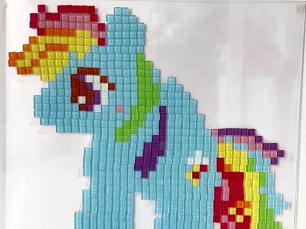 马赛克砖拼云宝 不知道妹妹会不会喜欢#手工diy #diy手工制作 #拼豆 #小马手工 #钻石画