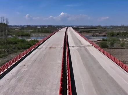 【五常重大工程】
铁科高速跨牤牛河大桥
宛若架彩虹天堑变通途
铁科高速公路,五常以西至榆树界早已修完,但是这条高速公路是铁力到内蒙古的科尔沁,五常到尚志分段施工建设,所以目前首尾还不能相顾,还不能每一段都连接到一起。为了对铁科高速跨牦牛河大桥进行航拍,必须得从五常到小山子镇,然后再向北到达双利村。在向西四五公里,才可以拍到铁科高速跨牤牛河大桥。
这座大桥全长1098,94米,雄伟壮观,施工难度很大,该桥是铁科高速公路项目管段内施工最长的桥梁,项目部克服了汛期高水位、水上高风险作业和持续严寒作业等难题,顺利完成了首个墩柱施工,为后续墩柱施工的全面展开奠定了坚实基础,建设者为此做出巨大的付出和艰苦努力。
拍摄这座大桥的目的就是记录中华民族伟大复兴历史进程中在五常大地上所发生的一个又一个闪光的节点。
重大工程,裁入史册!