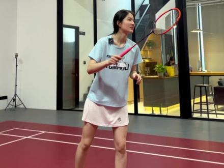 为什么发完球之后,常规都要准备右脚在前 #羽毛球教学 #羽毛球