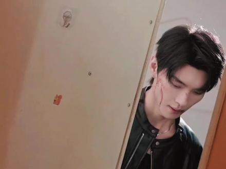 坚忍小白花✘高冷守护神,姜雾父亲因负债跑路,留下姜雾终日面对讨债,幸好江焰及时出现,在关键时刻救下她#越过灰烬拥抱你 #王译磊 #朱小雪 #因为一个片段看了整部剧 #短剧推荐