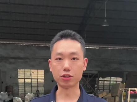 下排烟烧烤炉。顾名思义就是把烧烤的油烟收集起来。从下面排走。适合那些不想买烧烤车的朋友。烧烤车毕竟一台要好几千块。无论购买烧烤车也好。下排烟烧烤炉也好。目的只有一个。就是把油烟解决。无烟烧烤车是通过净化器直接净化了油烟。这种炉子是通过指定的管道把烧烤产生的烟收集起来。走固定的管道排走。相对于一台烧烤车。购机成本低一点。后期的故障率跟维护成本低一些。这个颜值就差点。不同场所。用不同炉子。大家对号入座把。#烧烤炉 #烧烤店 #环保烧烤设备 #烧烤车 #淄博烧烤