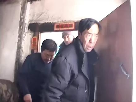 房子越破越往死烧,那不烧咋整,冷啊
《跳大神》这纪录片07年开拍,我刚出生。17年上映,我四年级。
我印象里的跳大神和胥二神说的都差不太多,人火力弱就容易来病,一个人有病被缠上了,病就不容易好花更多钱,所以得跳大神送一送这样病好的更快。从小跳大神也看过几次,记忆里都是人有病长时间不好,实在没辙了才请人跳大神,每次看到别人说这些都是封建迷信就特别不服,在我眼里这就算是一种心理治疗,包括我现在有病我姥爷也给我找人看过(当然这个不是跳大神)
小时候村里有个人家着火,我爸去帮忙背出来个冰箱,我还去看了一眼烧的只剩个框架。现在看纪录片里着火的心理和小时候一样,那时候谁都穷,我还一直在想该咋活啊,不能就这么吃药死了吧。那把火燎了家当,更燎着日子的难,自打记事儿以来东北农村都一直一个样。我爷爷,姥爷,太爷都是农民,面朝黄土背朝天的种了一辈子地也赚不了几个钱,到我爸这辈儿才算出了一点点头。我姥爷总是和我说,老孙子你得好好学习,考出去,可不能像我们似的出苦大力种地。他也总说过了今年就不种地了,但还是扛着锄头一年接着一年种
我现在时常在想,我不能离开东北,我得做点什么,我必须做点什么
#纪录片#东北农村