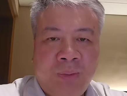 很多网友问我们看到这个视频,有没有瑟瑟发抖。说句实在话,我们不害怕是假的,你们想象一下,哪一天突然几架武装直升飞机盘旋在我们楼上,从飞机索降下来几名特战队,把我们捆起来就往直升飞机上塞,你们想象一下多可怕!