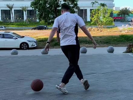 小提琴变向教学 小重球辅助练技巧和基本功,职业球员都在练,现在还送四百多节训练课哦#压哨手小重球 #篮球技术提升 #每个动作都是用汗水换来的 #欧文 #小提琴变向