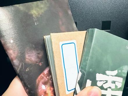 一分钟学会制作zine小本子(16页)
材料:A3纸,剪刀或小刀,任意封皮
A3纸自制16页zine小本子,妈妈再也不用担心我买本子了!
#手账 #本子 #zine #手账本 #自制手账