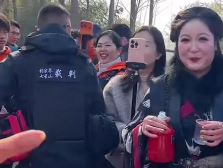 归途在亳州被美女包围了,大宋一脸的不开心,酒一杯喝一杯🍺真的很热闹#荒野归途#大宋#荒野求生#荒野道友#亳州@荒野归途 @大宋(老六荒野主播) @亳州