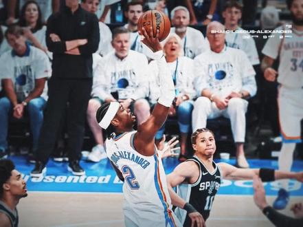 托尼兄弟今天跟多尔特那个眉来眼去真是绝了!#nba名场面 #雷霆vs马刺 #争议判罚 #亚历山大 #文班亚马