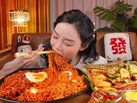 今天游完泳、跳完舞不太饿,吃点火鸡面和馒头随便对付一口