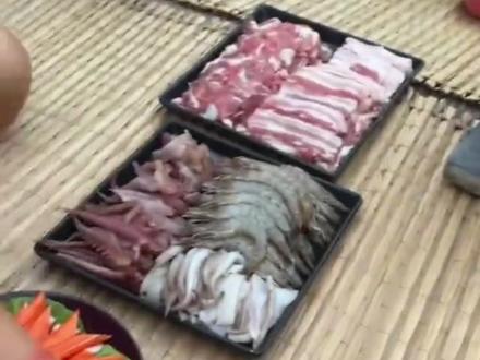 泰国人家庭餐,能用上的工具都派上了,叉,勺,筷子,双手,席地而坐,其乐融融#海外生活 #泰国旅游