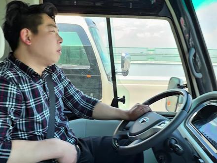 龙考-2-9座
现车·现车发售
蓝牌车型,自动挡,C1C2本本就可以驾驶,没有报废年限,6座房车,7-9座商务车型,车长5.995米,2.4T玉柴发动机,搭配中马手自一体6速变速箱,车长5.995,车宽2040,车高2630目前9座里面最大空间商务车,带S挡运动模式,非承载式底盘,鸟笼车身,让你出行更加安全。#龙考 #蓝牌龙考中巴车 #龙考房车 #龙考中国行 #中国人自己的考斯特龙考