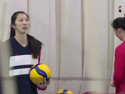 2025-2026赛季中国排球超级联赛即将展开,上赛季的卫冕冠军江苏女排正在进行赛前训练,本赛季江苏女排前队长#龚翔宇 留洋美国,#张常宁 #刁琳宇 等老将逐渐淡出赛场,#吴梦洁 成为江苏女排新队长,#张籽萱 范泊宁等年轻国手提拔至成年队