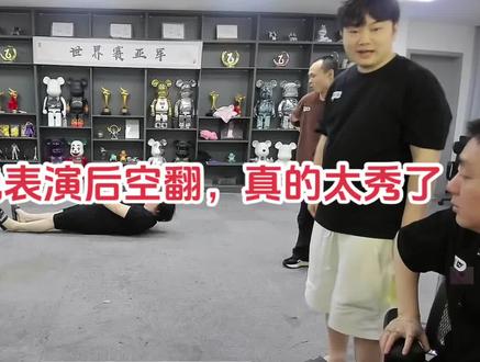 老猪昨晚表演后空翻,真的太秀了#陈伯百万二创激励计划 #陈伯全能王