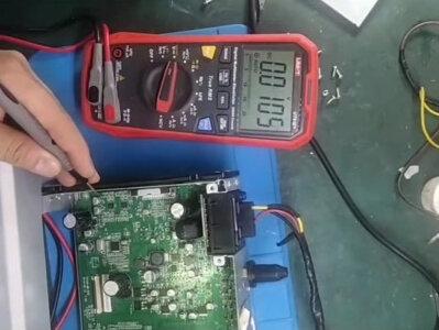 众泰e200主机不开机维修#中控屏出现故障如何解决 #汽车音响 #芯片级维修