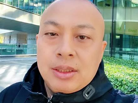 近日,英伟达黄仁勋出席了美国城堡证券在纽约组织的一个对谈活动。在这场对谈中,黄仁勋提到,人工智能正在催生两个市场,分别是“代理式AI”(agentic AI)和“物理AI”(physical AI)。这两个行业代表了世界经济约一百万亿美元的规模。
“代理式AI”的数字劳动力将补充和增强企业市场。比如英伟达100%的软件工程师和芯片设计师都用Cursor(科瑟)辅助工作;物理AI则在增强劳动力。例如机器人出租车本质上就是一个数字司机。他认为,人们将拥有能嵌入到任何移动物体中的AI。黄仁勋在这场对话中还提到了中国市场。他说,由于美国出口管制,英伟达100%退出了中国市场。中国市场份额从95%降到了0%。“美国实施的政策导致美国失去了世界上最大的市场之一。”