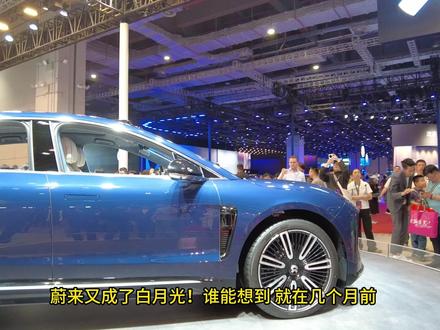 蔚来三季度营收217.9亿元创历史新高,四季度盈利稳了 11月25日,蔚来发布2025年第三季度财报。今年Q3营收217.9亿元,同比增长16.7%,环比增长14.7%,创历史新高。 另外,三季度综合毛利率、整车毛利率均创近三年来新高。今年四季度营收指引327.6亿元至340.4亿元,同比增长66.3%至72.8%。三季度现金储备367亿元,环比大幅增长近百亿,实现正向经营性现金流和自由现金流。 交付量方面,三季度交付87,071台,同比增长40.8%,环比增长20.8%,创历史新高。四季度交付指引为120,000台至125,000台,同比增长65.1%至72.0%。 受利好消息影响,蔚来美股盘前涨2.09%,报5.870美元/股#蔚来发布2025年三季度财报 #蔚来