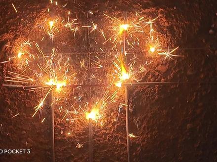 烟花爱心💗
五根仙女棒,2根横着放,3根竖着放,点燃竖着放的中间那一根。就可以得到一个爱心啦。
Ps:左右摆放对称一点#用摄影看世界 #仙女棒 #爱心 #烟花