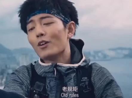 主播为了博眼球,爬到大楼顶的避雷针上搞直播,结果被雷劈了! #素人特工 #影视剪辑 #抖音粉条热点助我上热门