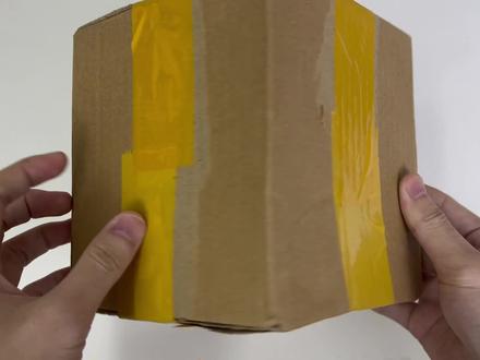 迷你快递里居然有压缩手机,泡一泡还能变大? #开箱测评 #迷你手机 #玩具 #趣味实验#学生党 #搞笑