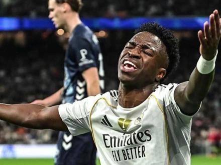 维尼修斯15场球荒还敢要C罗级合同?佛爷忍无可忍:不签就滚 罗德里戈打破 32 场球荒值得庆祝,可维尼修斯连续 15 场哑火还索要 C 罗级天价合同,彻底惹怒弗洛伦蒂诺,离队警报拉响。#皇马 #维尼修斯 #罗德里戈 #足球 #足球转会