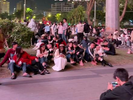 天塌了!蹲了两小时你跟我说没有跨年活动
#跨年夜是一场巨大的戒断 #2025年最后一天