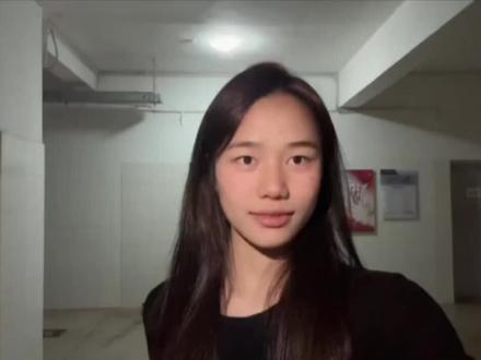 #我会找到逆转时间的公式
2025 写给成长的序章
2025这一年,情绪像打翻了的调色盘,有开心的雀跃、难过的低落,有遗憾的怅惘、焦虑的迷茫,更有破茧的成长。我感恩这一路的所有经历,它们带我遇见形形色色的人,看过零零散散的事,也让我在跌跌撞撞里,慢慢读懂了生活的深意。我从不后悔自己做过的每一个决定,也从不遗憾自己选择的每一条路,毕竟每一步,都算数。
这一年,大概是我成长最快的一年。从前的我,总是以一个目标无情的束缚我自己,我忘记了追逐的同时会看到各种各样的风景,我只知道攀登,确忘了享受,忘了记录,就像我的高三,等意识到这段回忆的重要时,确早已物是人非,我在欲望里追逐不休,盼着自己能成功,盼着日子安定顺遂,盼着处事周全妥帖,但忘了最深的意味,如今我踏入了新的空间,接触新的人,新的事,我开始感受,而不是一味的追求,把自己照顾好,按时吃饭,按时训练,按时睡觉,在享受中一步步靠近未来,我知道这个世界从不是坦途,那些看不见的尖刺与荆棘,在每一段看似平坦的路里,但不应该让束手无策成为常态。成年的我也应该要拿出点从容了,虽少了几分年少的热血与激情,但多了几分不动声色的漠然,也在磕绊绊里,学会了与生活妥协,与自己和解。
现在我偶尔发一会儿漫无目的的呆,偶尔看看师大的树,或看看恰逢的夕阳,一切都很美。原来,把平凡的日子过好,就已经很了不起。
愿2026年的我,能带着这一年所有的印记一一破碎的、闪耀的、疼痛的、温柔的,
完整地走向那个我越来越喜欢的自己。