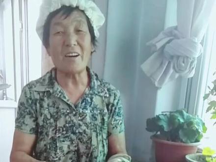 当地风俗老人去世儿女要披麻戴孝。开始编麻套老人四儿一女,所以要编织九条,女婿不给另安排。因有事待下次续拍。