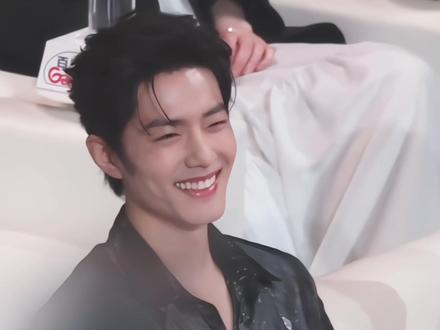 #肖战说想尝试更多不同类型的角色 啊啊啊我的驸马!你今晚笑的非常开心!