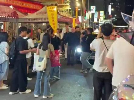黄仁勋逛台北夜市 #英伟达 #台湾 #黄仁勋#热门