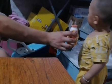 13个月的小图图想喝爽歪歪,懂事的图图在妈妈没说让喝之前怎么都不接,看他那么懂事我又开心又难过😂我是不是管太严了呢🤔#家有萌宝欢乐多