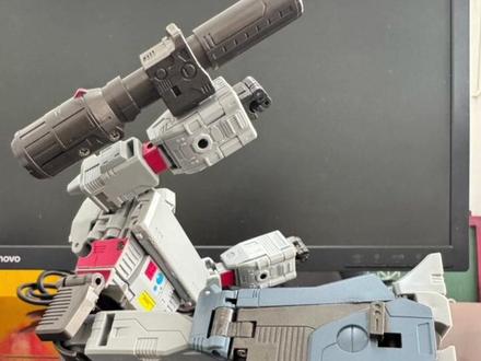 模玩分享第四十九期:ST04威震天!附带坦克变人视频! #上热门话题🔥🔥🔥热点榜 #变形金刚玩具 #男人玩具 #ST04威震天 #模玩分享
ST04威震天是孩之宝变形金刚SS86威震天的KO版。
定价99元,2026年1月初出货。
玩具为原大,配件量也基本与正版一致,但胸前的LOGO没有了。
由于是KO版,在材质、涂装和做工细节上可能不如正版。例如,塑料质感强烈,存在水口、毛刺等问题,涂装可能会有溢色、掉色等现象,关节松紧度过紧,要把玩多次才顺。
这款开箱没有发现异味,把玩过程中翻转的零件容易脱落,各部位的水口也多,用小刀剔掉就可以了。关节有点紧,塑料材质,掰起来手有点疼,多玩两次就顺了,没那么紧了。可以做很多高难度动作,把玩体验还是不错的!价格60元左右合适。