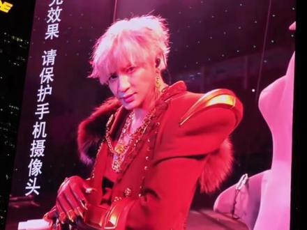 舞台太大座在内场只能看大屏,1717的A1的同学们,能感同身受吗,不过《金斧子银斧子》真的太爽啦#薛之谦#万兽之王