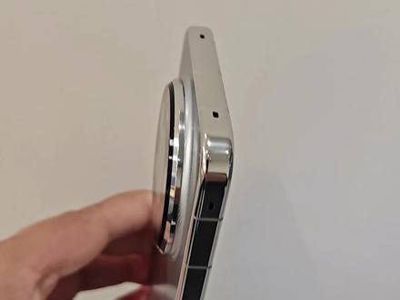 华为Mate80 Pro Max
屏幕6.9英寸1.5K分辨率LTPO直屏,采用双层OLED结构,峰值亮度8000尼特,支持3D人脸识别。全金属机身玄武架构,金属后盖,宽度
79mm,厚度8.8mm。
搭载麒麟9030Pro芯片,性能相比上一代提
升42%以上。超冷双相变散热系统,散热效率提升80%,整体温度比上一代低3度以上。6000mAh大电池,支持100W有线快充和80W无线快充。后置五摄,包括5000万像素1/1.28英寸主摄、4800万像素超聚光微距长焦、5000万像素6.2倍光学变焦超长焦、1200万像素超广角和第二代红枫原色摄像头,支持3D人脸识别。
支持北斗卫星消息和天通卫星通信,具备无网应急通信和2.4GHz无网通信能力。IP69+IP68防水,侧边指纹,Wi-Fi7、蓝牙6.0、USB 3.1,HarmonyOS 6.0系统。#华为手机 #mate80promax #瑞安汀田宏地未来城华为店 #新品