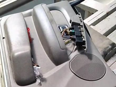 爱丽舍🚙案例分享:
故障原因:电动倒车镜无法调节🚙
维修经过:经维修技师检测,玻璃升降开关有电源,并且玻璃升降正常,而倒车镜控制开关无电源,排除左前控制开关故障,问题应该出在线路上,在检查线路时发现左前门限位器的地方线束有明显折叠痕迹,剥开线束后看到里面的一根线束已经断开,重新接好后倒车镜功能恢复正成#生产缺陷