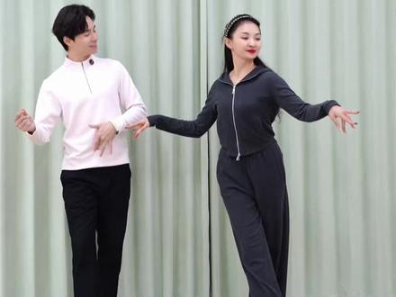 一听就会的魔性舞蹈,赶紧练起来吧! #拉丁舞 #lonely恰恰舞 #王征扬拉丁舞 #舞蹈零基础教学 #适合零基础 @抖音小助手 @芊芊爱拉丁