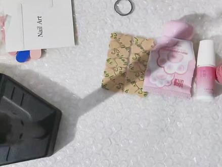 总结:要么买贵的,三四十几毫升(还不一定好用),否则果冻胶和贴片胶很难牢固坚持一个星期,还会顶后沿,或者残胶伤本甲甲片。个人觉得拼夕夕几块钱的胶一个月十块钱就够了。#穿戴甲 #固态胶 #教程 #穿戴甲上手效果