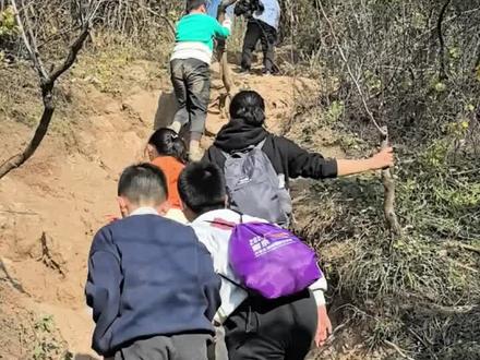 幕府山环线野道攻略,一次性免费打卡四个景点 这是一条位于南京幕府山、充满野趣与人文气息的轻徒步路线,带你一次免费打卡双龟望江,好汉坡,南京坐标原点,达摩洞。全长约9公里,累计爬升不大,路况以土路、林间道和残长城遗址为主。全程耗时约4-5小时,非常适合作为家庭周末户外活动或徒步新手的首次山野体验。
核心信息
适合人群:10岁以上亲子家庭、徒步新手、摄影爱好者
难度等级:★★☆☆☆(入门级)
徒步时长:5小时(含休息、拍照)
#幕府山野道 #达摩洞野道 #南京野道攻略 #亲子户外徒步路线 #旅行攻略扶持计划