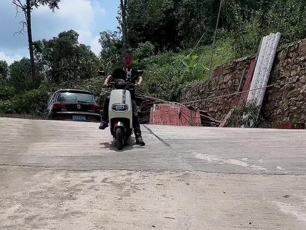 下急陡坡你别怕,控制速度!切记慢慢放刹车。#文笔峰雅迪 #电动车以旧换新 #雅迪电动车 #学骑车