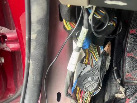 分享案例,别克新英朗,仪表气囊灯,和防侧滑灯同时点亮,要检查A柱下面的大插头是否进水腐蚀