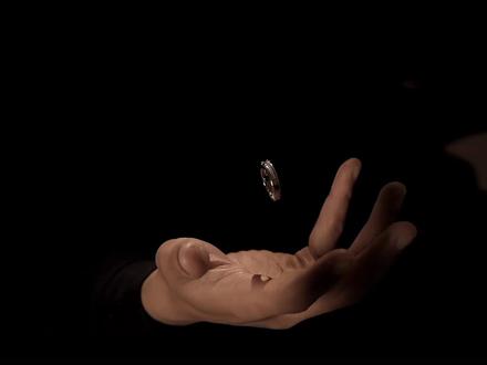 悬浮戒指怎么拍只需一只手电加细线 教你一个也能拍#戒指悬浮 #创意拍摄 #教程分享 #拍摄