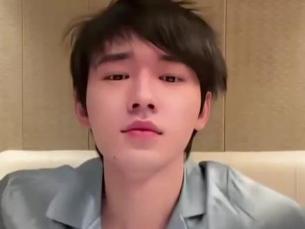 两个神人也是互动上了,谁懂他俩合作能抽成什么样。#宋亚轩 #黄朔 #抽象