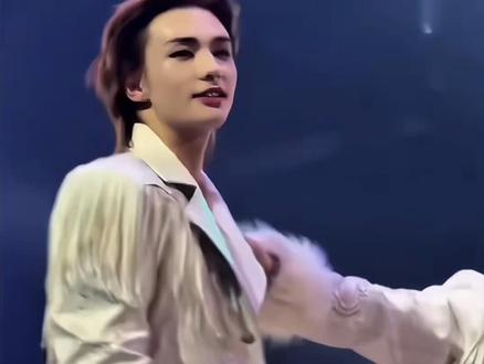 哼唧尼:钱包保住了!阿门! #黄铉辰 #李龙馥 #straykids