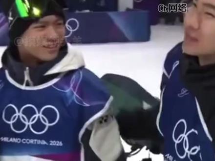 这一刻不仅仅是胜利的味道,更是和平的象征!!#冬奥会 #和平 #男子单板大跳台 #苏翊鸣