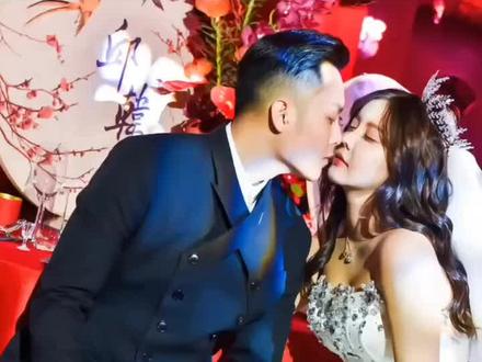 兜儿不是韩安冉伴娘,却在婚礼上对兜儿一见钟情。新娘结婚戴头纱 新郎是不也应该盖个盖头😂,以免多看一眼而钟情#希望每个人都能嫁给爱情 #婚礼模板制作