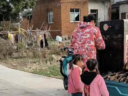 社恐女子卖烤红薯拿孩子练手,两天试吃让3岁小女孩直呼: 要吐了!第三天终于成功出摊,进账6元。
#小孩子的快乐总是那么简单 #红薯 #搞笑