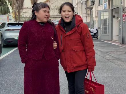 弟弟还有十多天结婚了,今天带妈妈和妹妹来弄一下头发,让妈妈漂漂亮亮的当个喜婆婆。希望能遮住岁月的痕迹,愿时光能缓,岁月能温柔以待,让妈妈的美丽永远绽放。#纪录美好生活 #vlog日常 #母女日常