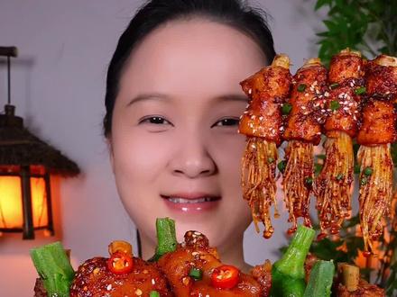 肚子饿的咕咕叫!干饭时间到!今天特意给自己安排了最爱的红烧猪 蹄,糯叽叽的,香到跺脚!还烤了培根金针菇,真的超好吃!#妈呀太香了 #美食推荐官 #家常饭菜 #香迷糊了