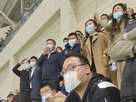 现场有几个三镇球迷,下场比赛需要球票的可以联系。