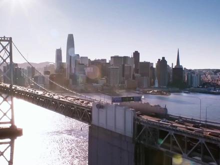 凤凰之力失控!《蜘蛛侠4》泄露:琴·格雷操控绿巨人暴走? 近日,一则消息引爆了整个漫威宇宙——《蜘蛛侠4:崭新之日》预告片惨遭泄露,而其中最震撼的真相终于浮出水面:由萨迪·辛克饰演的神秘角色,正是漫威全新引入的琴·格雷,未来的凤凰女!
泄露片段中,这位拥有超能力的变种人对着蜘蛛侠发出的警告:“你的状态糟透了,别妨碍我,否则你的朋友们就不只是会忘记你是谁。”这句台词几乎实锤了她的心灵感应能力——只有琴·格雷能瞬间洞悉彼得·帕克的秘密身份。
但这仅仅是个开始。据悉,绿巨人的再度失控、损害控制局的疯狂追捕,背后都与她密切相关。更令人窒息的布局是:漫威将在《复联6:秘密战争》后正式开启X战警重启纪元,而这位年轻的琴·格雷,将成为整个变种人传奇的引路人。
与此同时,经典反派“墓碑”确认登场,惩罚者也将与琴·格雷联手逃亡。一个全新的变种人时代,正在《蜘蛛侠4》中悄然拉开序幕。
官方预告预计一两月内发布。这一次,漫威真的在下一盘大棋。#蜘蛛侠4 #萨迪辛克 #凤凰女 #绿巨人 #影评人陪你过春节